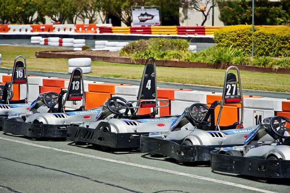 Karting: plusieurs karts alignés, numéros 4,13,16,27, sur circuit Karting: plusieurs karts alignés, numéros 4,13,16,27, sur circuit